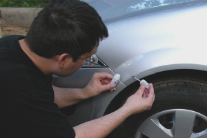 Comment peindre des copeaux sur une voiture