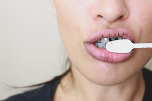 Comment blanchir les dents avec du charbon activé