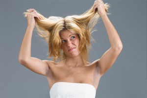 Come rimuovere una rossa dai capelli dopo la tintura