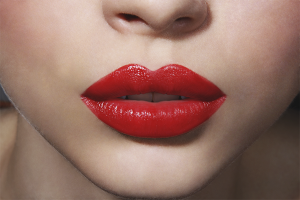 Cómo colorear los labios con lápiz labial rojo