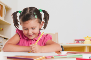 Cómo enseñarle a un niño a escribir bellamente