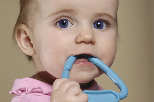 Cómo entender que los dientes se cortan en el bebé.