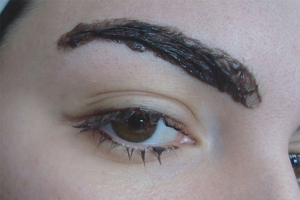 Comment laver la teinture des sourcils de la peau