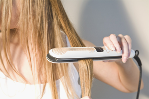 Cómo restaurar el cabello después de planchar