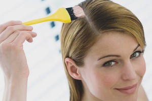 Cómo teñir las raíces del cabello