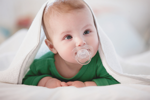 Cómo enseñarle un muñeco a un bebé