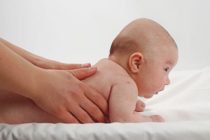 Come insegnare a un bambino a tenere la testa distesa sullo stomaco