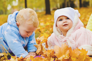 Come vestire un neonato per una passeggiata in autunno