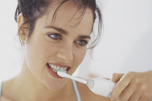 Cómo cepillarse los dientes con un cepillo de dientes eléctrico.