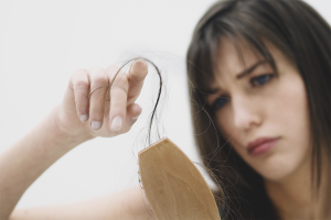 Comment arrêter la perte de cheveux après l'accouchement