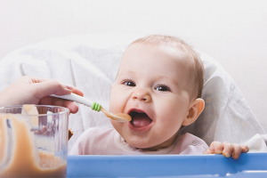 Cómo administrar alimentos complementarios para bebés.