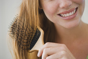 Cómo peinar el cabello fuertemente enredado