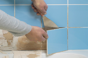 Cómo quitar azulejos viejos de las paredes del baño