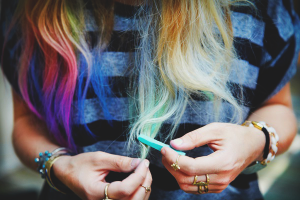 Comment utiliser des crayons pour les cheveux