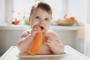 Cómo enseñarle a un niño a comer alimentos sólidos