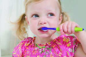 Cómo enseñarle a un niño a cepillarse los dientes