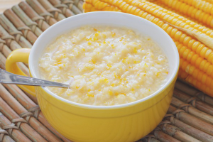 Cómo cocinar gachas de maíz en agua