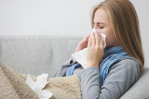 Comment guérir un nez qui coule prolongé chez un adulte