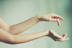 Come sbarazzarsi dei capelli delle mani