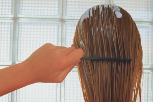 Cómo usar la espuma para peinar el cabello