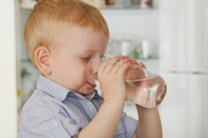 Come insegnare a un bambino a bere acqua