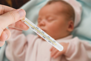 Cómo bajar la temperatura de un bebé cuando está dentiendo