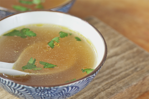 Cómo cocinar caldo de pollo claro