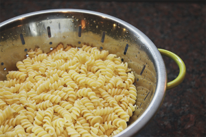 Comment faire cuire des pâtes pour qu'elles ne collent pas ensemble