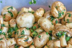 Comment faire mariner les champignons kebab