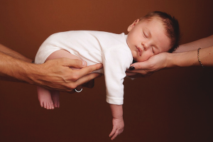 Cómo hacer que un niño duerma en sus brazos