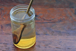 Los beneficios y daños del agua de miel.