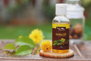 Aplicación de aceite de jojoba para el cabello.