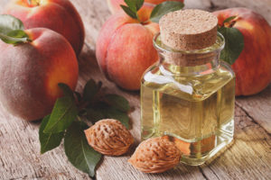 El uso de aceite de durazno para el cabello.