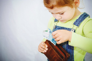 Un bambino ruba soldi dai genitori