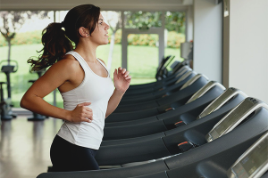 Cara berlari di treadmill untuk menurunkan berat badan