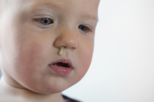 Cómo tratar el moco verde en un niño