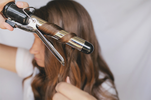 Cómo enrollar el cabello en un rizador