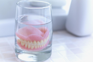 How to properly store removable dentures