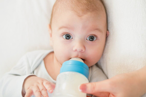 ¿Por qué un hipo recién nacido después de alimentarse?