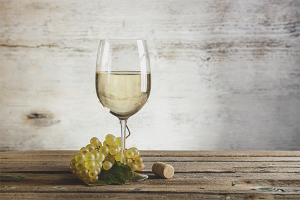 Los beneficios y daños del vino blanco.