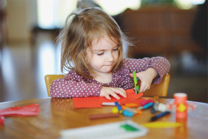 Comment apprendre à un enfant à utiliser des ciseaux