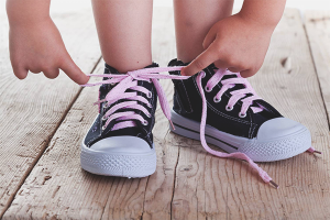 Cómo enseñar a un niño a atar cordones de los zapatos