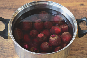 Comment faire cuire rapidement des betteraves dans une casserole