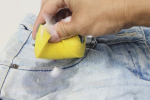 Cómo quitar una mancha de grasa en jeans