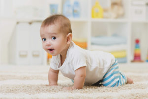 Cómo enseñarle a un niño a gatear a cuatro patas