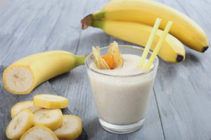 Cara membuat smoothie pisang