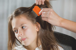 Comment enlever les poux et les lentes chez un enfant