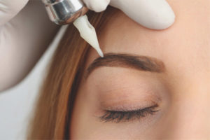 Les femmes enceintes peuvent-elles se faire tatouer les sourcils