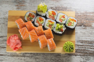 ¿Pueden las mujeres embarazadas comer sushi y rollos?