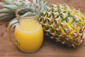 Los beneficios y daños del jugo de piña